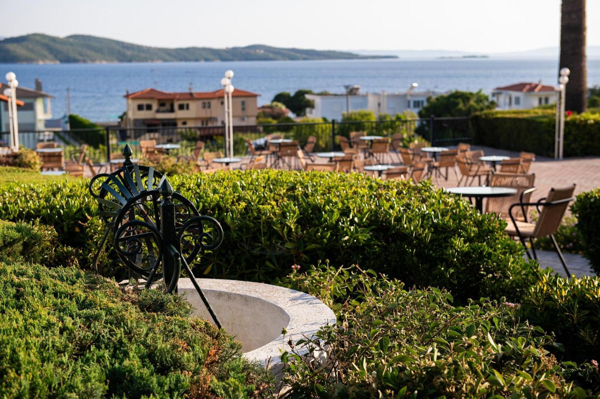 Alexandros Palace Hotel Ouranoupoli Exterior photo